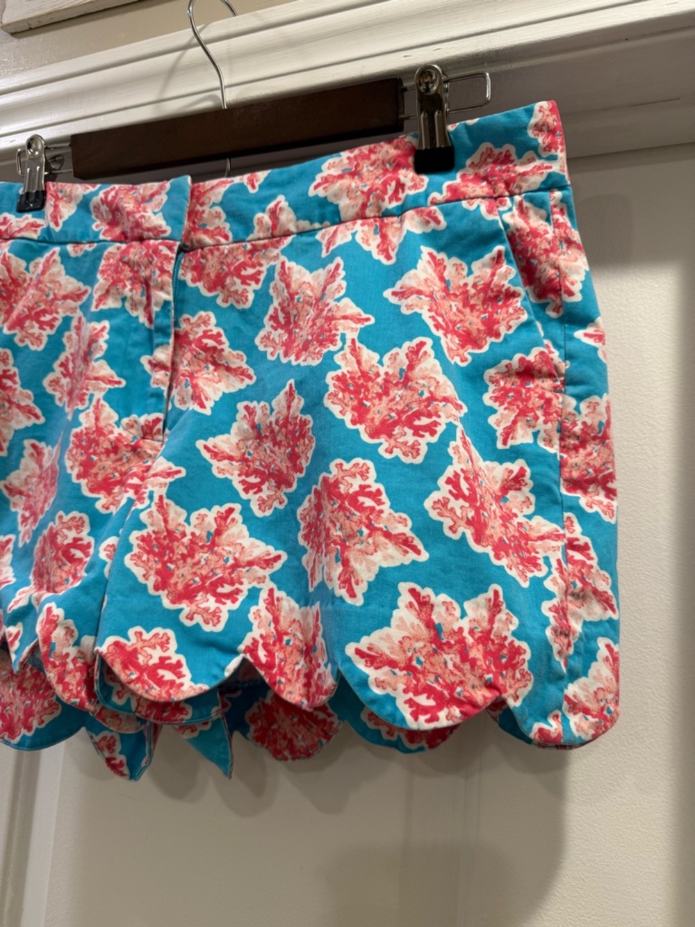 crown & ivy Turquoise Coral-Print Scalloped Hem Shorts Size 12 - Picture 3 of 10